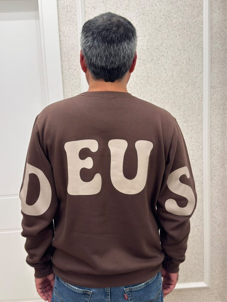 Coleção Deus — versão unissex, costas